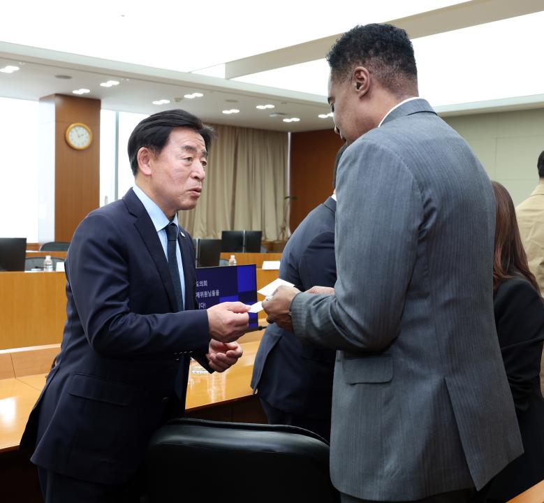 '제358회 임시회 기획경제위원회 현장방문' 게시글의 사진(87) '0416_코닝정밀소재 방문04.jpg'