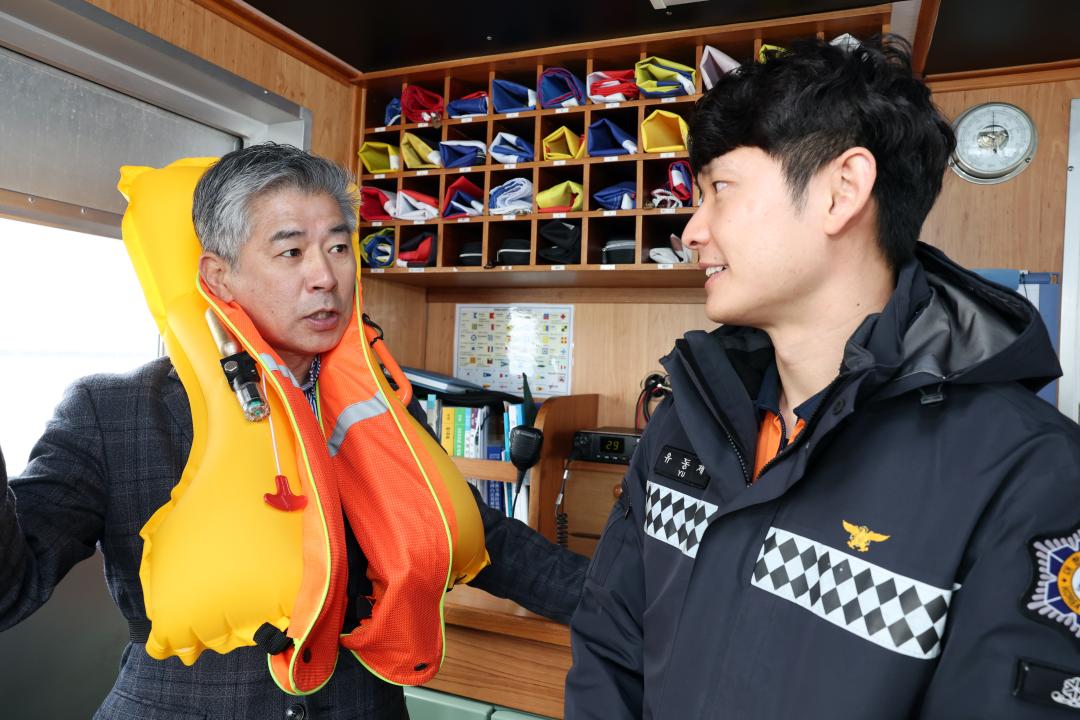 '제358회 임시회 건설소방위원회 현장방문' 게시글의 사진(45) '0414_당진소방서 소방정대 방문49.jpg'