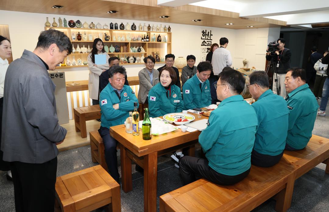 '제358회 임시회 농수위 현장방문(김산업특화단지, 전통줒조업체)' 게시글의 사진(15) '250415_제358회 임시회 농수위 현장방문_79.JPG'