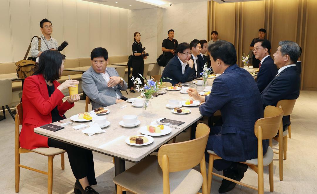 '대한민국시도의회의장협의회 제19대 전반기 정기회 및 대전 현충원 참배' 게시글의 사진(8) '0813_대한민국시도의회의장협의회 제19대 전반기 정기회18.jpg'