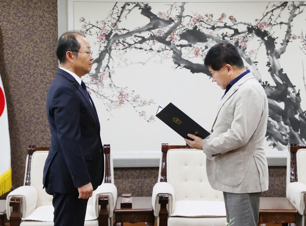 '임용장 수여식' 게시글의 사진(3) '241010_임용장 수여식(입법정책담당관 홍준형 서기관) (3).JPG'
