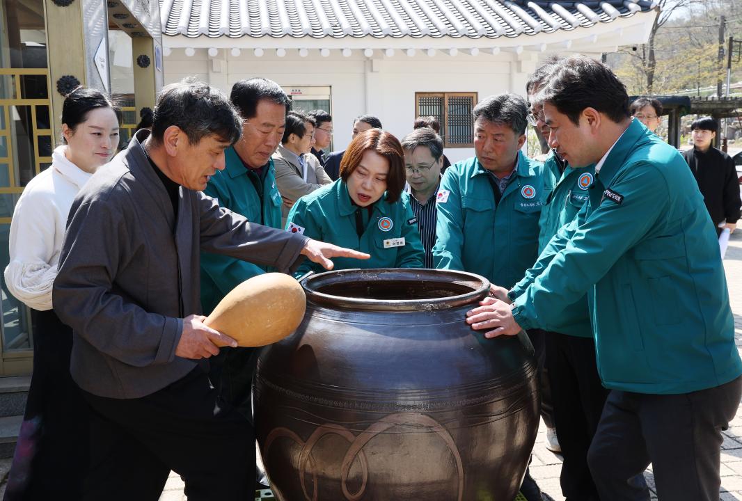 '제358회 임시회 농수위 현장방문(김산업특화단지, 전통줒조업체)' 게시글의 사진(32) '250415_제358회 임시회 농수위 현장방문_116.JPG'