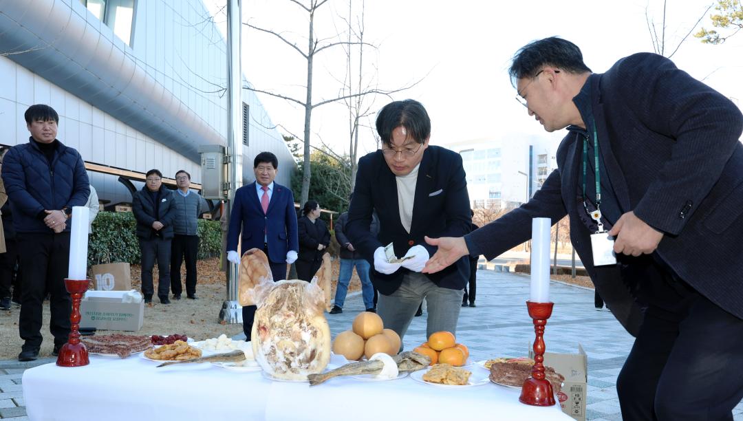 '신규 공용차량(버스 2대) 안전운행 기원 행사' 게시글의 사진(11) '0105_신규버스 안전 기원 행사08.jpg'