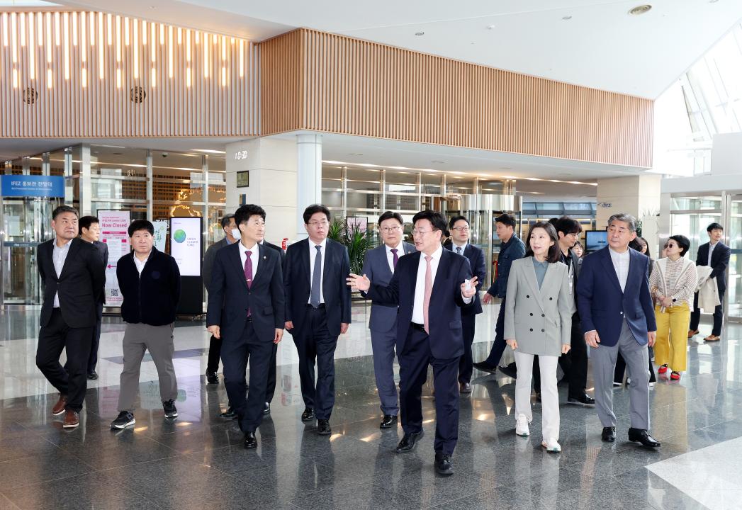 '대한민국시도의회의장협의회 2025년도 제3차 임시회(인천광역시의회)' 게시글의 사진(16) '0415_대한민국시도의회의장협의회 인천18.jpg'