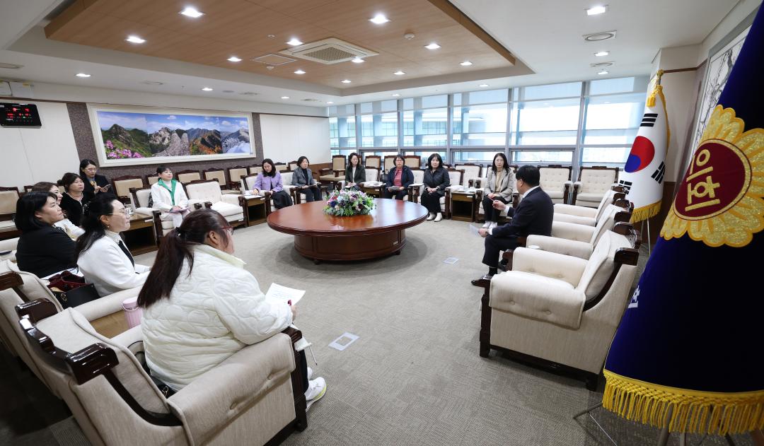 '충남가정어린이집연합회 회원 일행 접견' 게시글의 사진(9) '0319_충남가정어린이집 간담회09.jpg'