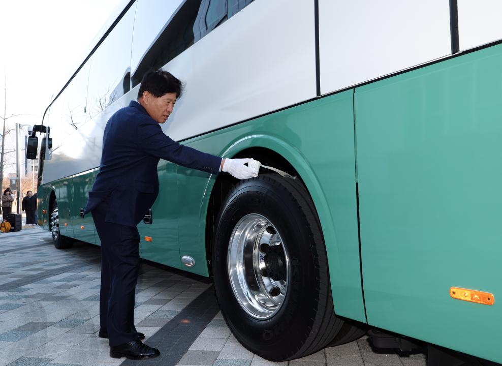 '신규 공용차량(버스 2대) 안전운행 기원 행사' 게시글의 사진(17) '0105_신규버스 안전 기원 행사15.jpg'