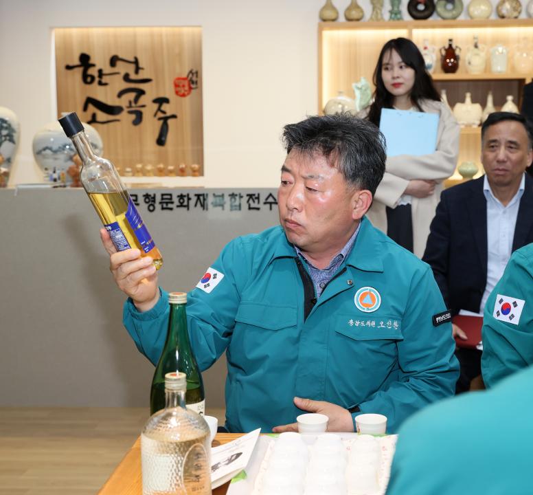 '제358회 임시회 농수위 현장방문(김산업특화단지, 전통줒조업체)' 게시글의 사진(24) '250415_제358회 임시회 농수위 현장방문_93.JPG'