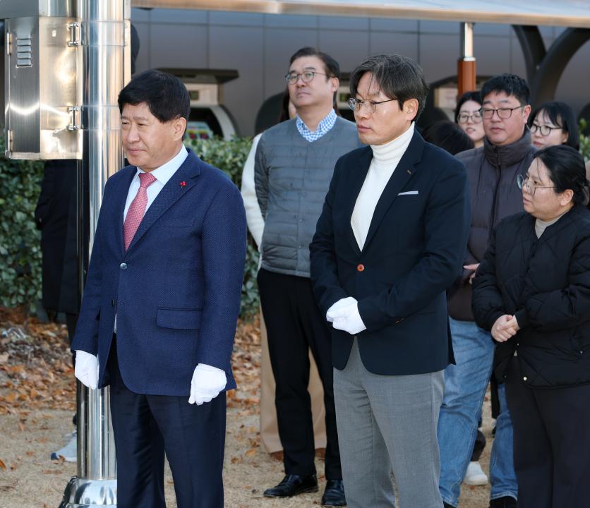 '신규 공용차량(버스 2대) 안전운행 기원 행사' 게시글의 사진(6) '0105_신규버스 안전 기원 행사16.jpg'