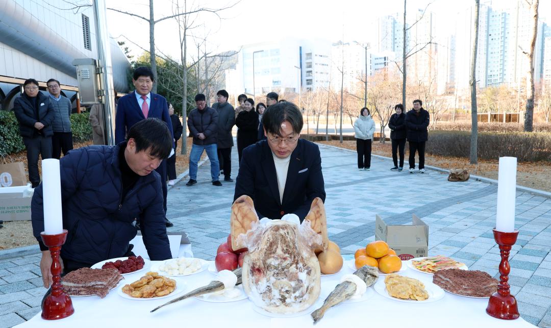 '신규 공용차량(버스 2대) 안전운행 기원 행사' 게시글의 사진(10) '0105_신규버스 안전 기원 행사07.jpg'