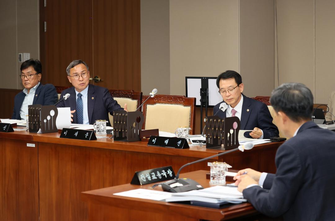 '제358회 임시회 제1차 건설소방위원회' 게시글의 사진(49) '250411_제358회 임시회 제1차 건설소방위원회_67.JPG'