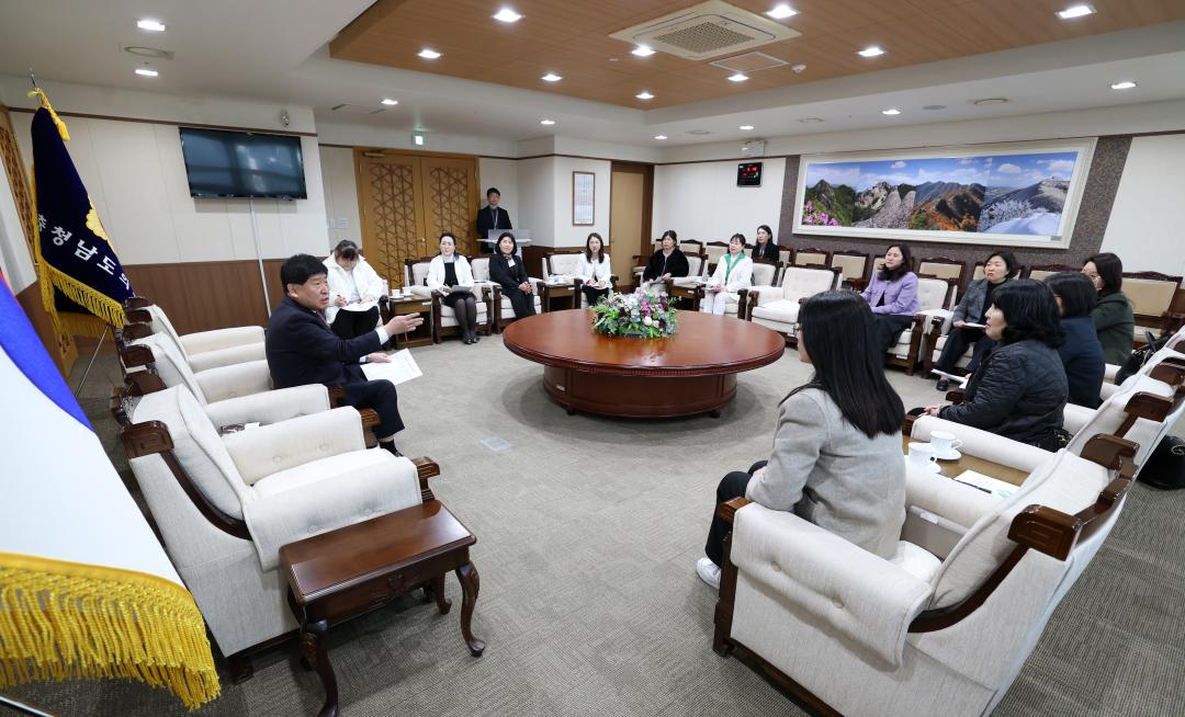 '충남가정어린이집연합회 회원 일행 접견' 게시글의 사진(8) '0319_충남가정어린이집 간담회08.jpg'
