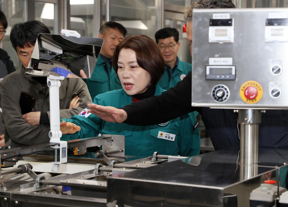 '제358회 임시회 농수위 현장방문(김산업특화단지, 전통줒조업체)' 게시글의 사진(5) '250415_제358회 임시회 농수위 현장방문_12.JPG'