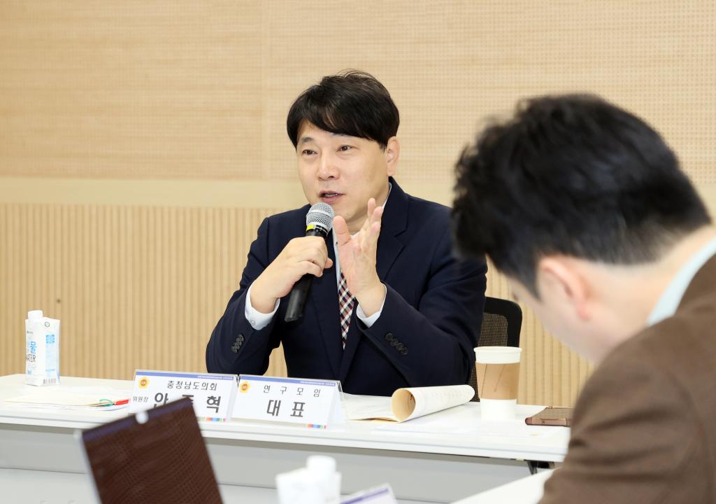 '안종혁 의원 AI 활용 주민자치 활성화 연구모임' 게시글의 사진(18) '260403_안종혁 의원 AI 활용 주민자치 활성화 연구모임 (27).JPG'