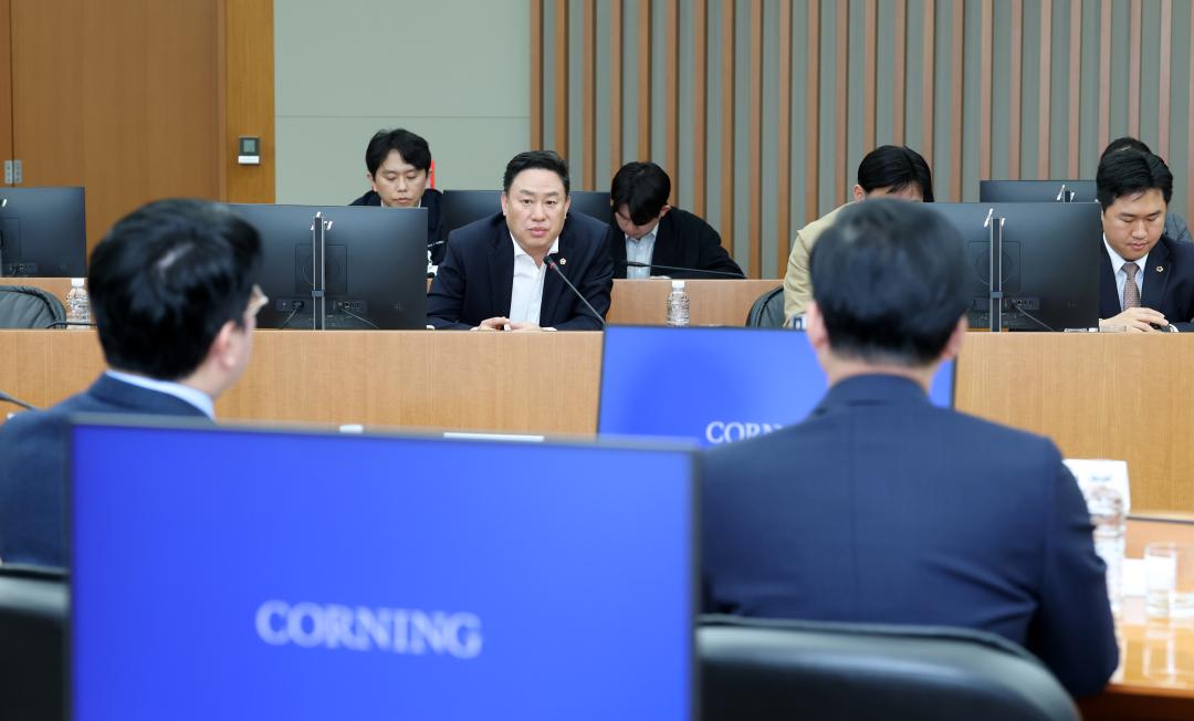 '제358회 임시회 기획경제위원회 현장방문' 게시글의 사진(118) '0416_코닝정밀소재 방문37.jpg'