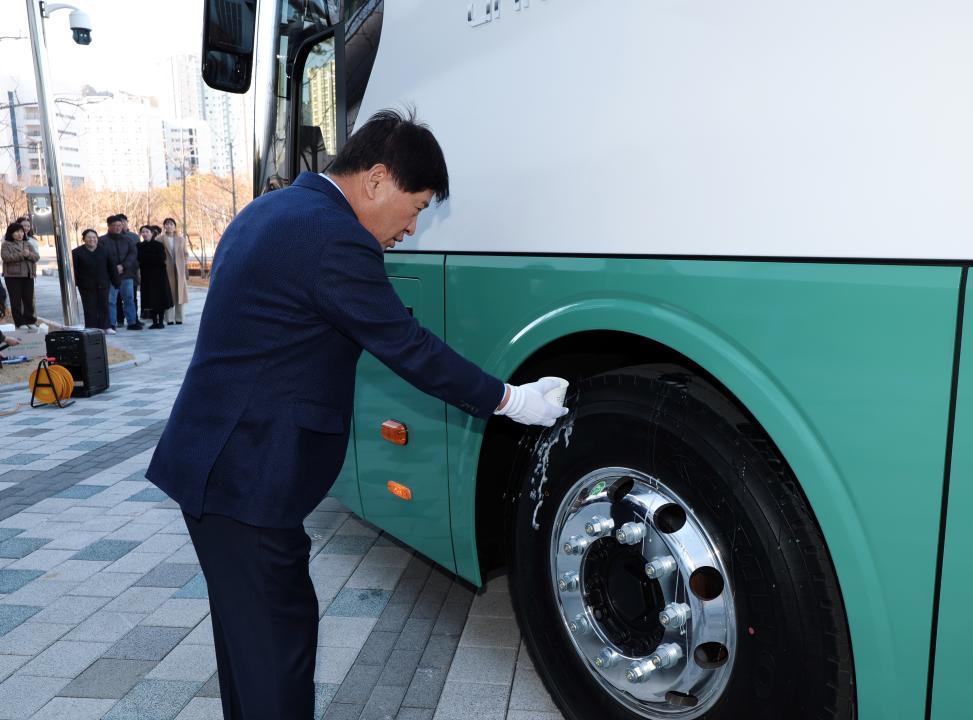 '신규 공용차량(버스 2대) 안전운행 기원 행사' 게시글의 사진(16) '0105_신규버스 안전 기원 행사14.jpg'