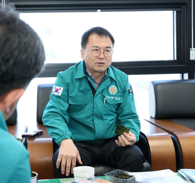 '제358회 임시회 농수위 현장방문(김산업특화단지, 전통줒조업체)' 게시글의 사진(12) '250415_제358회 임시회 농수위 현장방문_61.JPG'