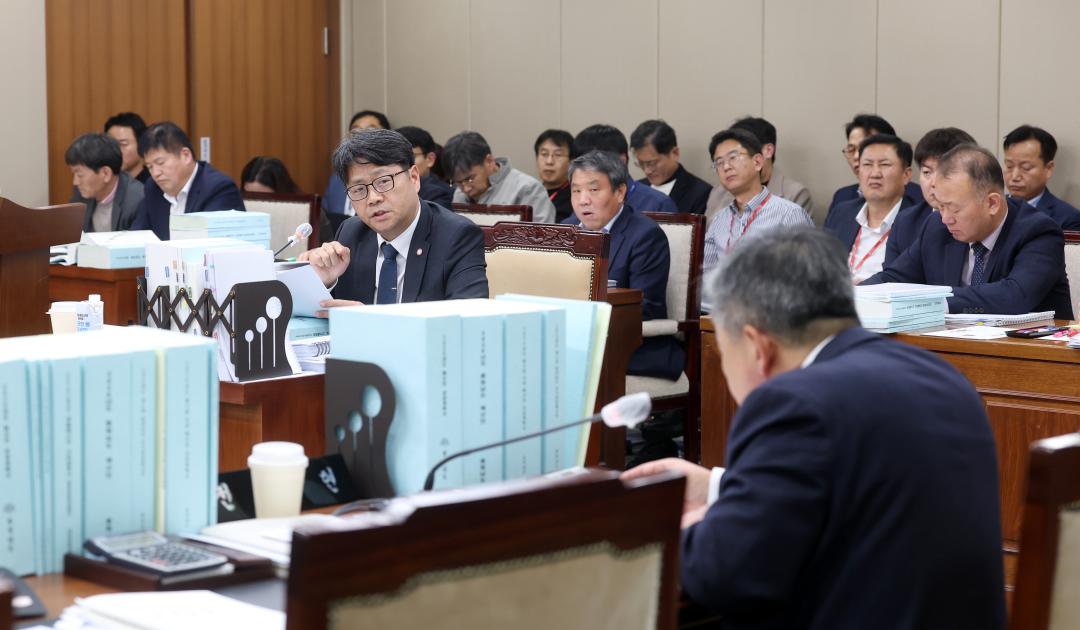 '제362회 정례회 제1차 행정문화위원회' 게시글의 사진(58) '1127_행정문화위원회 신동헌 실장01.jpg'