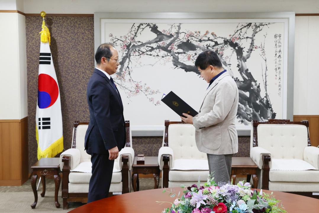 '임용장 수여식' 게시글의 사진(2) '241010_임용장 수여식(입법정책담당관 홍준형 서기관) (1).JPG'