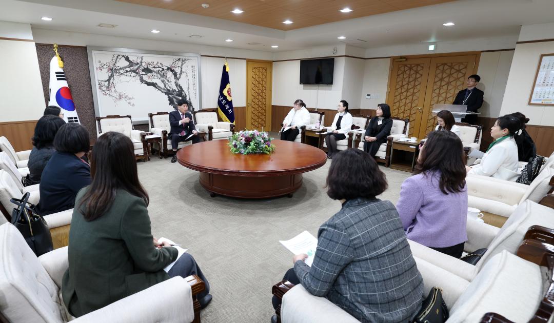 '충남가정어린이집연합회 회원 일행 접견' 게시글의 사진(7) '0319_충남가정어린이집 간담회07.jpg'