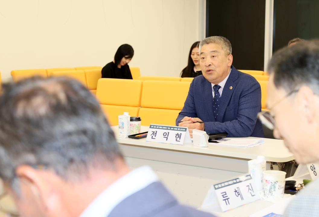'전익현 의원 '한국 최초 성경전래지 역사‧문화 축제를 위한 연구모임'' 게시글의 사진(21) '250509_전익현 의원 성경전래지 마량포구 축제 연구모임_25.JPG'