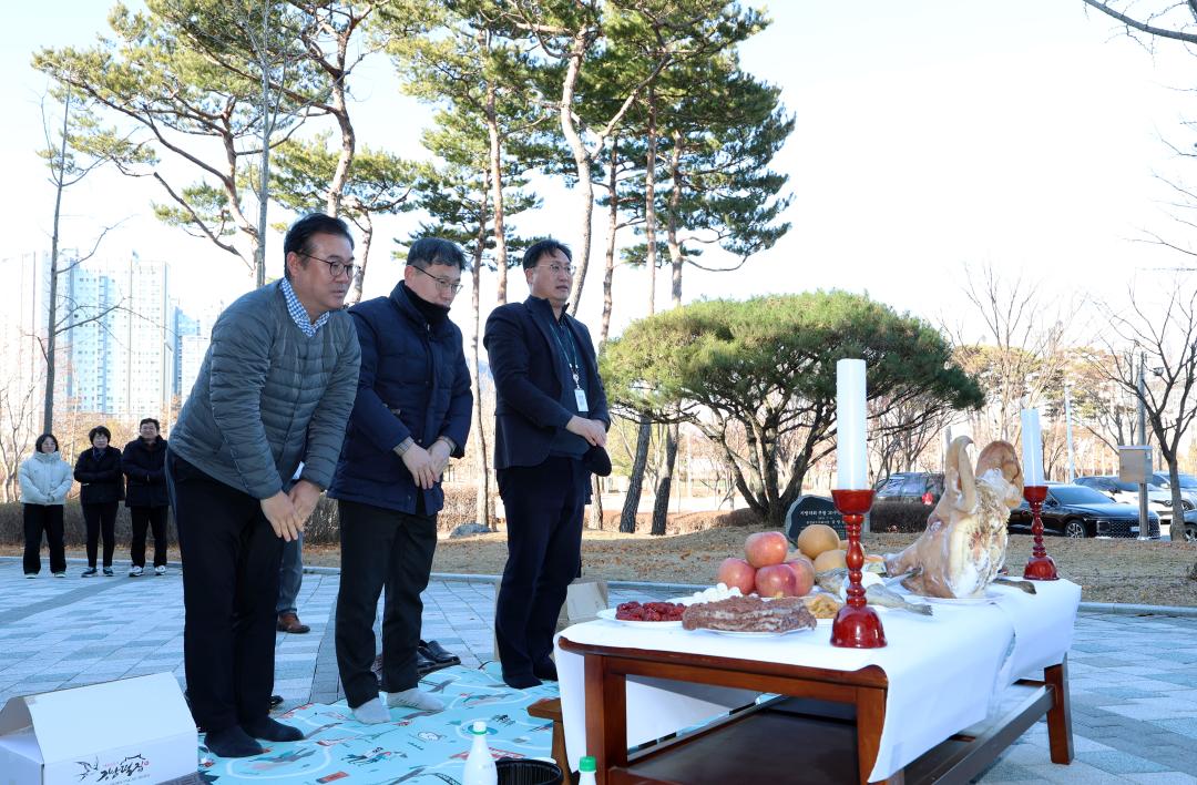'신규 공용차량(버스 2대) 안전운행 기원 행사' 게시글의 사진(14) '0105_신규버스 안전 기원 행사11.jpg'