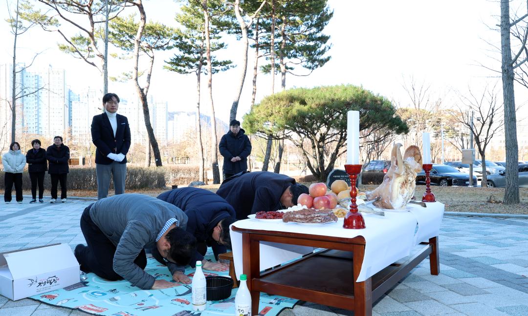 '신규 공용차량(버스 2대) 안전운행 기원 행사' 게시글의 사진(15) '0105_신규버스 안전 기원 행사12.jpg'