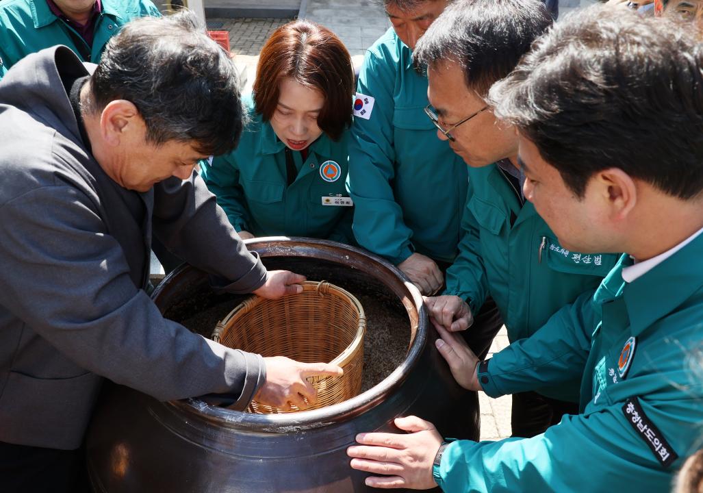 '제358회 임시회 농수위 현장방문(김산업특화단지, 전통줒조업체)' 게시글의 사진(35) '250415_제358회 임시회 농수위 현장방문_122.JPG'