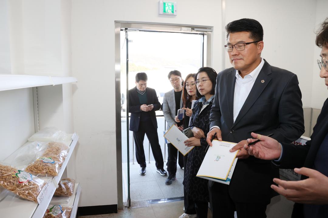'김기서 의원, 공공급식처의 충남 농림‧축산‧수산물 공급 확대 위한 연구모임' 게시글의 사진(60) '251104_김기서 의원 공공급식 활성화 연구모임_69.JPG'
