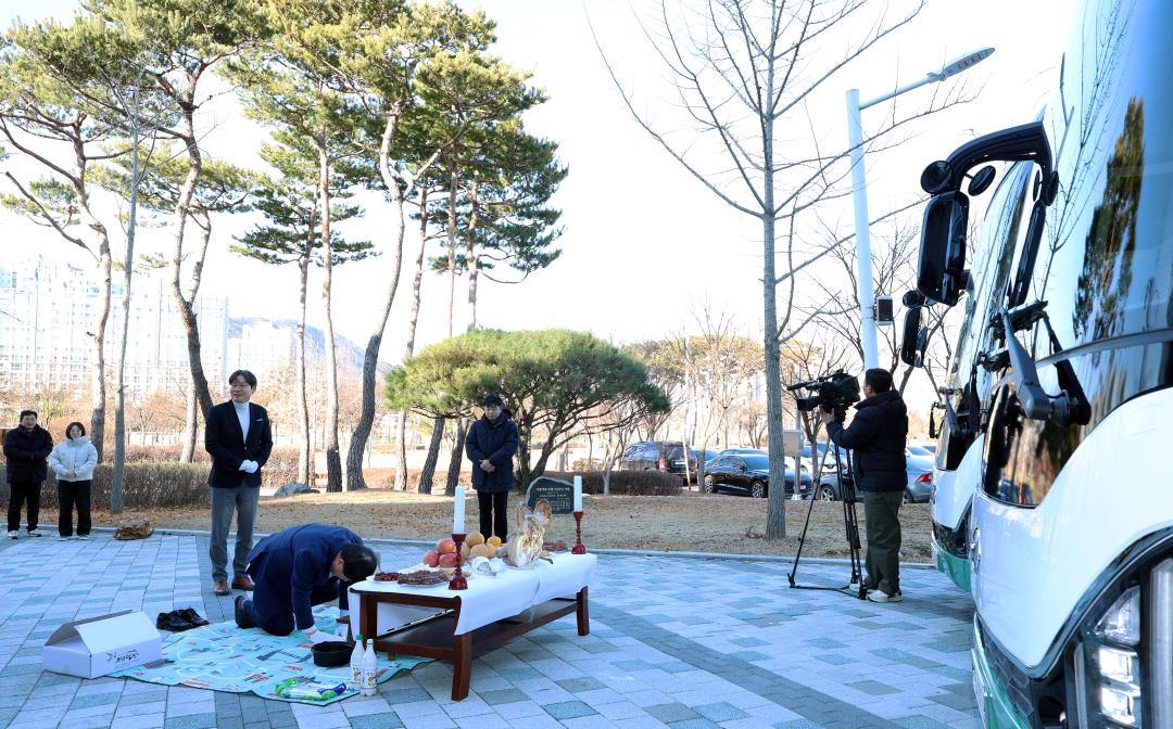 '신규 공용차량(버스 2대) 안전운행 기원 행사' 게시글의 사진(5) '0105_신규버스 안전 기원 행사17.jpg'