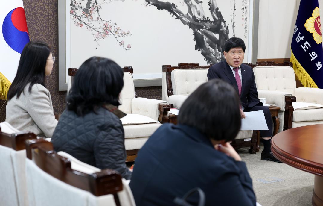 '충남가정어린이집연합회 회원 일행 접견' 게시글의 사진(13) '0319_충남가정어린이집 간담회13.jpg'