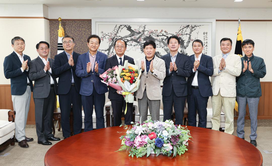 '임용장 수여식' 게시글의 사진(1) '241010_임용장 수여식(입법정책담당관 홍준형 서기관) (21).jpg'