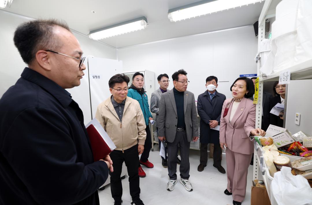 '제358회 임시회 보건복지환경위원회 현장방문' 게시글의 사진(53) '0415_보건환경연구원 현장방문54.jpg'