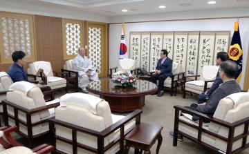 한국문화연수원장 재안스님 접견