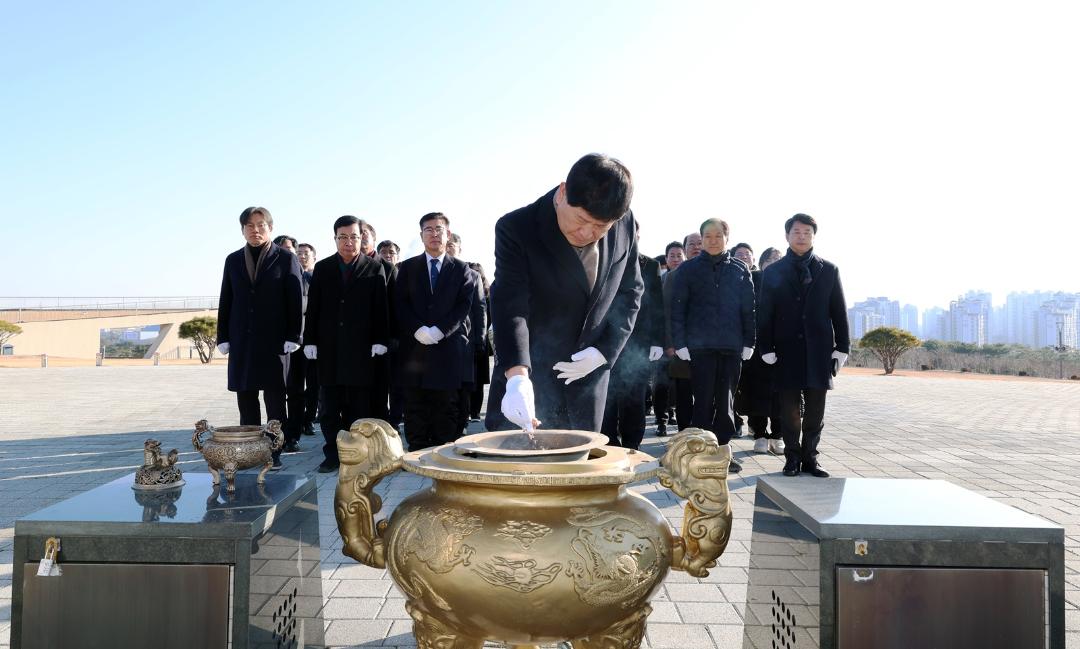 '충남도의회, 충혼탑 참배로 병오년 시작' 게시글의 사진(2) '0102_2026년도 신년 충혼탑 참배10.jpg'