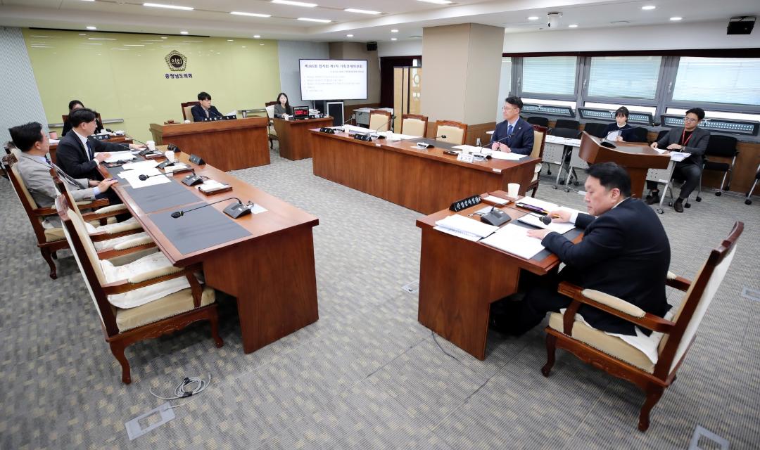 '기획경제위원회 “재정건전성 우려 속 예산 확대 신중해야”' 게시글의 사진(4) '260408_제365회 임시회 제1차 기획경제위원회_3.jpg'