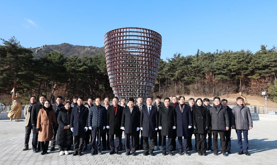 '충남도의회, 충혼탑 참배로 병오년 시작' 게시글의 사진(3) '0102_2026년도 신년 충혼탑 참배18.jpg'