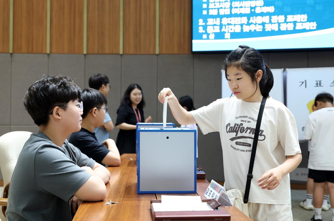 '태안 화동초등학교 ‘충남도의회 의회교실’ 참여' 게시글의 사진(3) '250702_태안 화동초등학교 청소년 의회교실02.jpg'