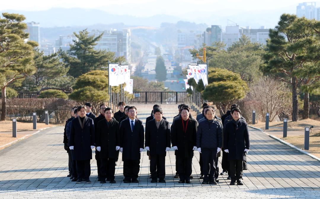 '충남도의회, 충혼탑 참배로 병오년 시작' 게시글의 사진(1) '0102_2026년도 신년 충혼탑 참배02.jpg'